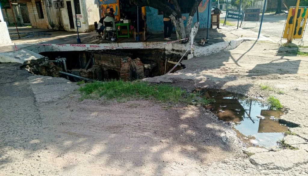 Cañada colapsa en Machiques y vecinos rellenan huecos con escombros
