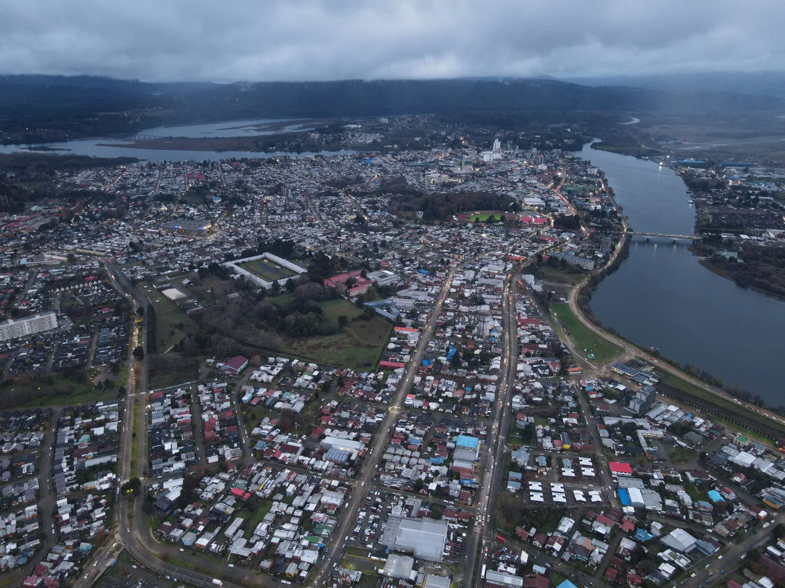 Vista aérea con dron del paisaje urbano de Valdivia y su río sinuoso, que muestra la belleza escénica de Chile desde las alturas.