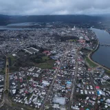 Vista aérea con dron del paisaje urbano de Valdivia y su río sinuoso, que muestra la belleza escénica de Chile desde las alturas.