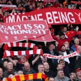 Pitadas, pancartas y acusaciones al City en Anfield