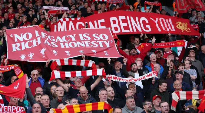 Pitadas, pancartas y acusaciones al City en Anfield