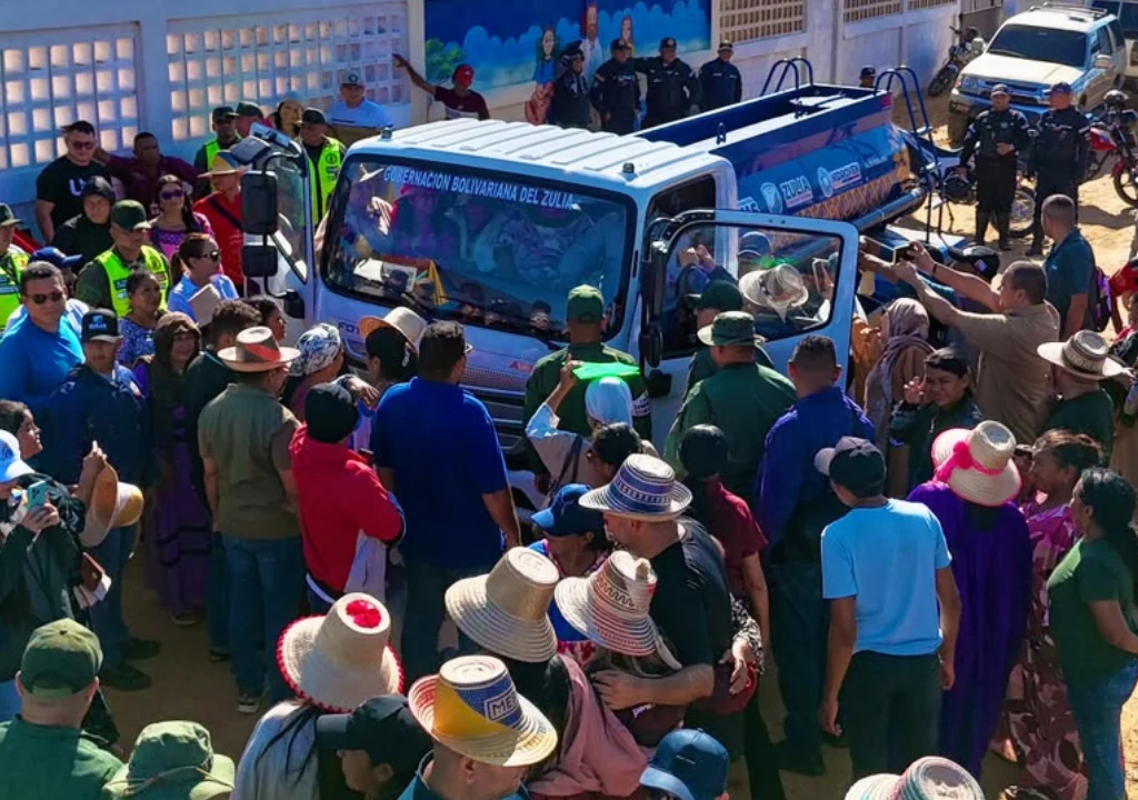 Luis Caldera entrega cisternas y anuncia proyectos en la Alta Guajira