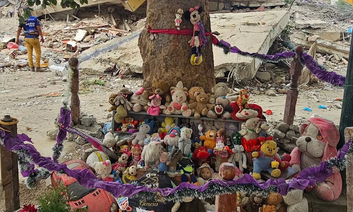 Vecinos levantan altar con juguetes entre ruinas de Tanaguarenas