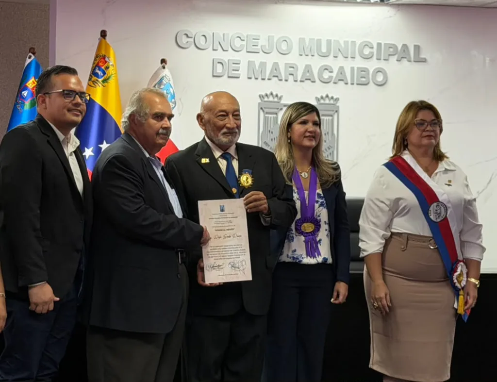 Concejo de Maracaibo condecora a Roselyn López de Caldera