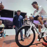 Di Martino entrega bicicleta de alta gama a Luis Miguel Hernández