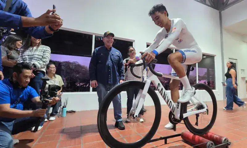 Di Martino entrega bicicleta de alta gama a Luis Miguel Hernández