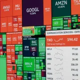 Pizarra de bolsa de valores colorida que muestra el rendimiento y las tendencias de diversas empresas.