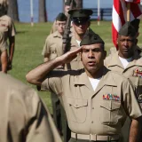 Archivo: Comandante de tropas de los Marines de EE. UU., sargento de artillería Stalin Gonzalez (izquierda), Jefe S-1, Compañía de Cuartel General y Servicios
