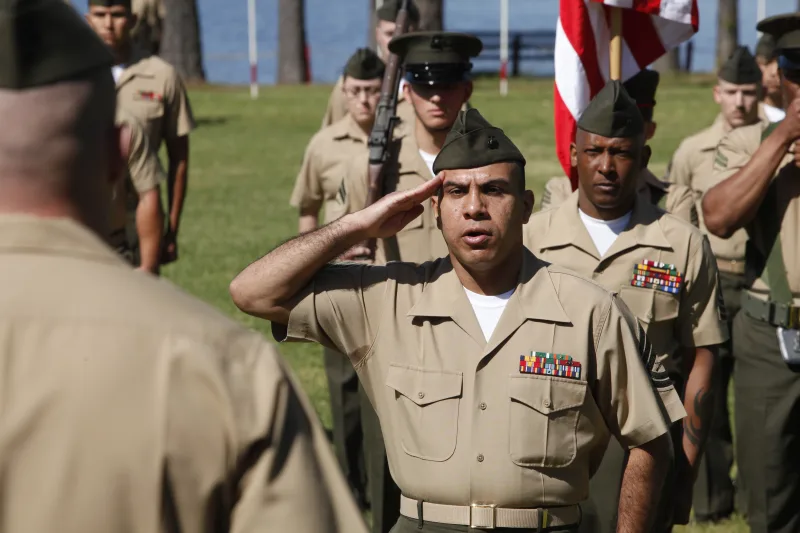 Archivo: Comandante de tropas de los Marines de EE. UU., sargento de artillería Stalin Gonzalez (izquierda), Jefe S-1, Compañía de Cuartel General y Servicios