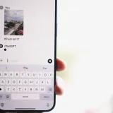Una persona sostiene un smartphone que muestra un chat con ChatGPT, preguntando sobre su ubicación.