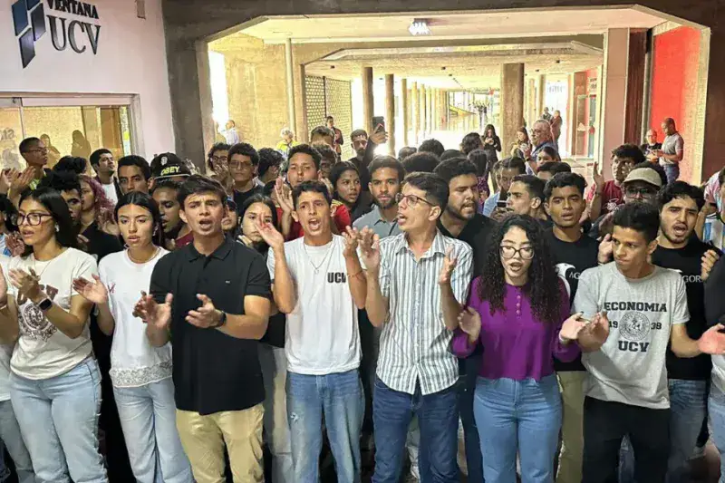 Protesta estudiantil frena foro de Nicolás Maduro Guerra en la UCV
