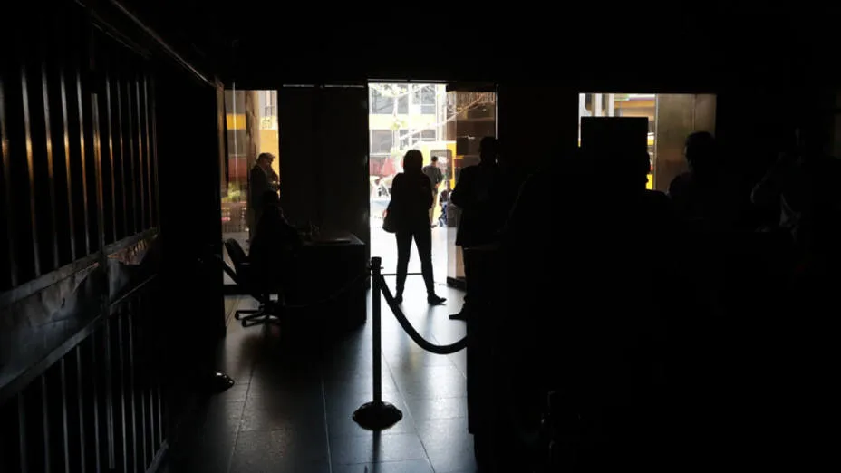 Bajones de luz golpean Caracas y cinco estados venezolanos