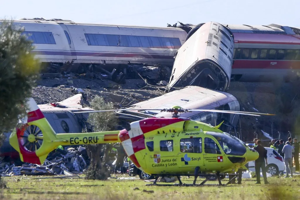 Suman 68 muertos en choque de trenes en Toledo