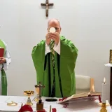 Papa León XIV oficia misa en el Gemelli y muestra mejoría