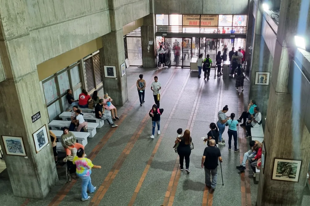 Privados avanzan en hospitales públicos por falta de insumos