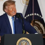 Trump dice que no quiere alejar a Rusia de las negociaciones