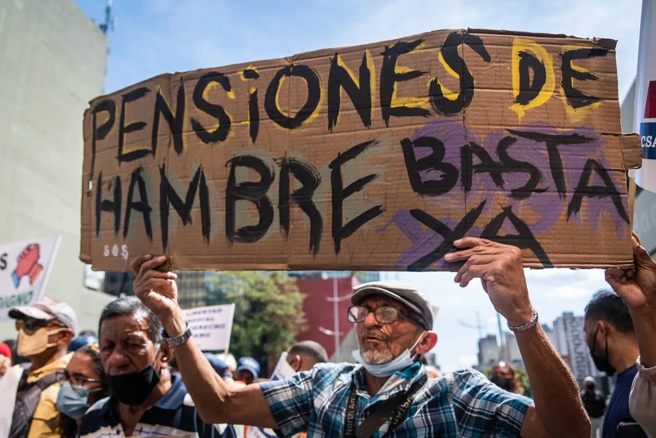 Jubilados de Carabobo cobran con retraso y devaluación