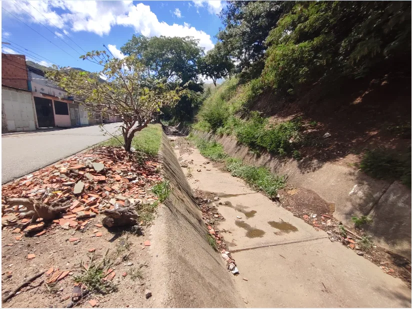 Vecinos de El Castaño piden atención para calles y quebrada