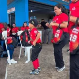 Pequeño pelotero se roba el show bailando guaracha en Lara