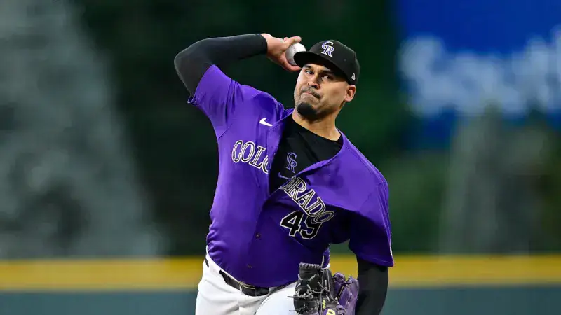 Lanzador de los Rockies de Colorado tramita su permiso para jugar con Magallanes