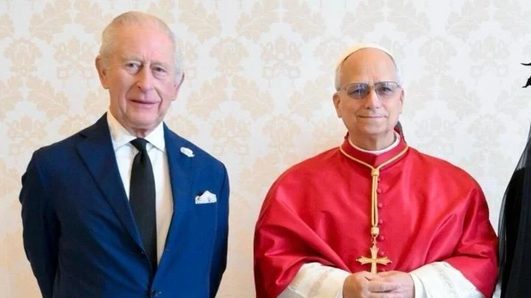 León XIV y Carlos III se otorgan títulos religiosos