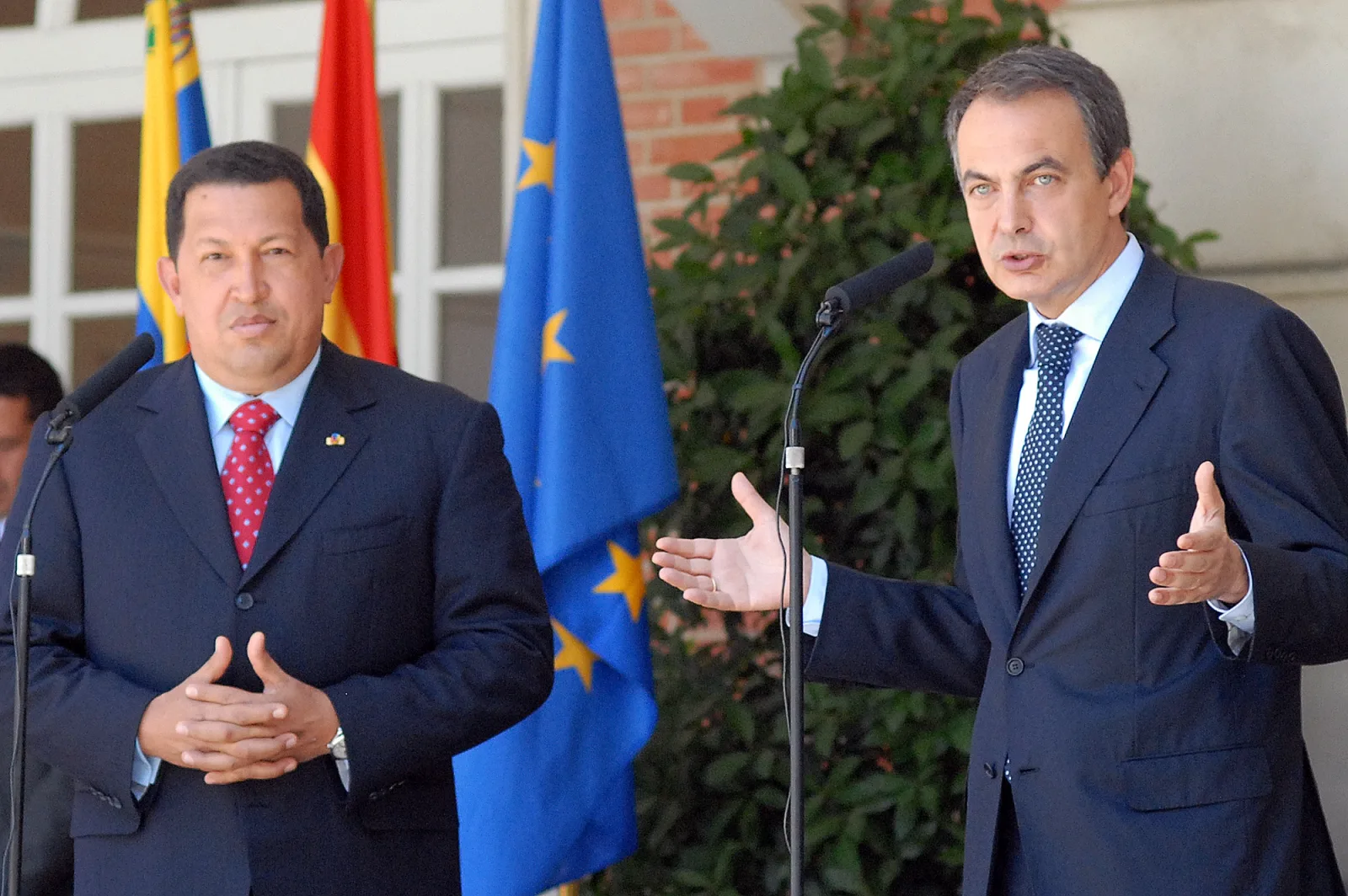 File:Rodríguez Zapatero celebra una rueda de prensa con el presidente de Venezuela. Pool Moncloa. 25 de julio de 2008.jpeg