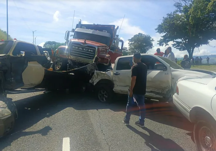 Choque múltiple en la ARC deja al menos 10 vehículos involucrados
