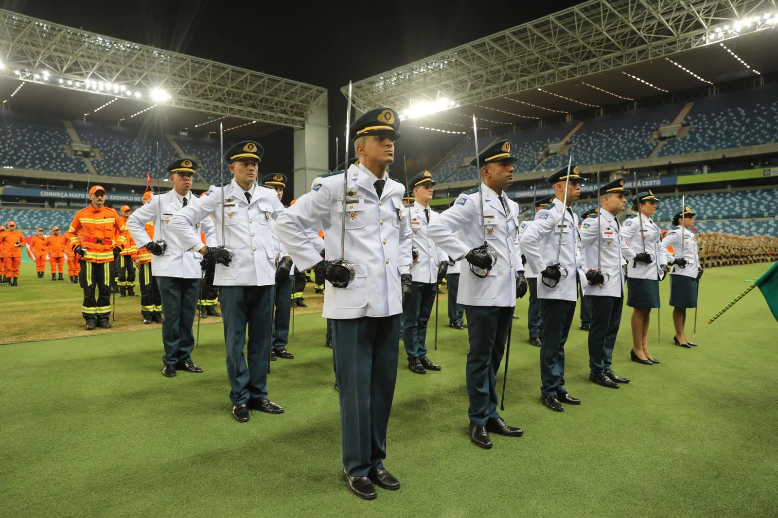 Una formación militar en un estadio, mostrando oficiales disciplinados en Mato Grosso, Brasil.