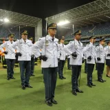 Una formación militar en un estadio, mostrando oficiales disciplinados en Mato Grosso, Brasil.