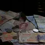 El peso argentino toca su peor nivel frente al dólar, con una caída
