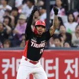 Harold Castro decide con jonrón de tres carreras en Corea