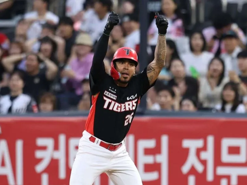 Harold Castro decide con jonrón de tres carreras en Corea