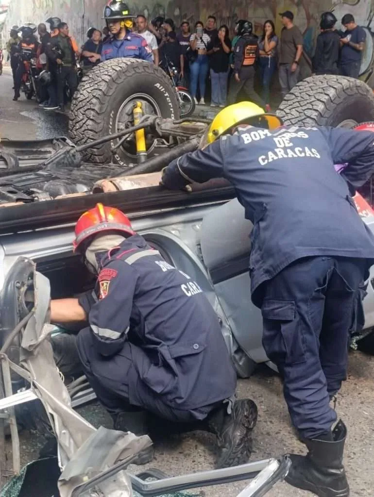 Choque en la Cota Mil dejó un muerto y un herido en Caracas