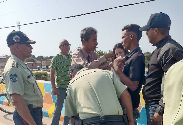 
				Intentó lanzarse desde un puente vial y Polisur lo rescató			