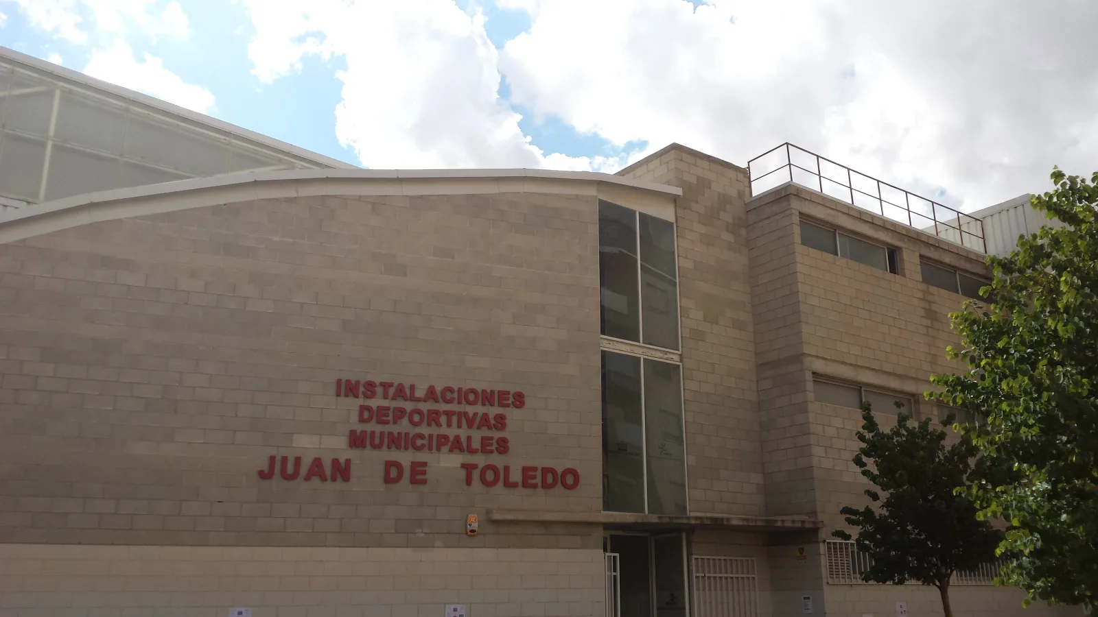 File:Complejo Deportivo Juan de Toledo. Barrio Industria. Albacete 4.jpg
