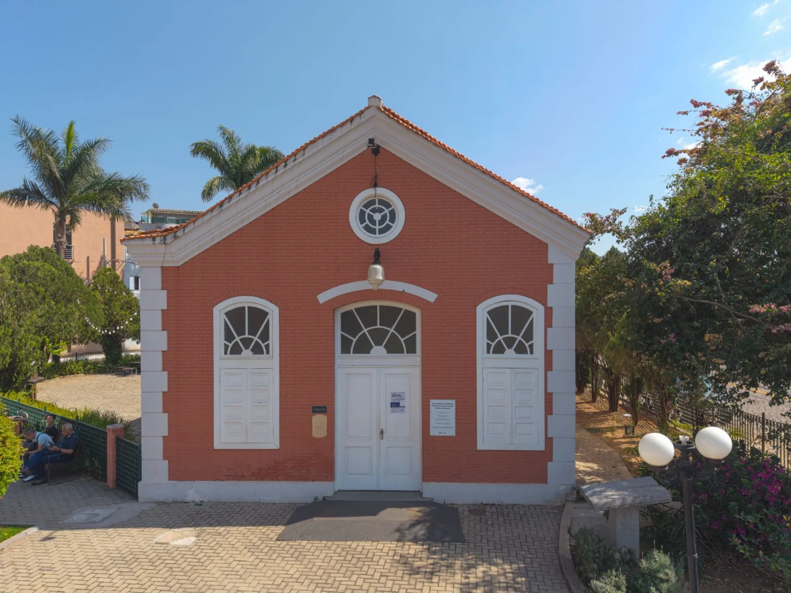 Elegante edificio colonial de ladrillo rojo en una estación de tren histórica de Itabirito, Brasil.