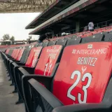 Asientos vacíos en un estadio moderno al aire libre, ideales para eventos deportivos.