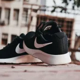 Cómo decidir entre zapatillas blancas o negras según tu estilo y uso