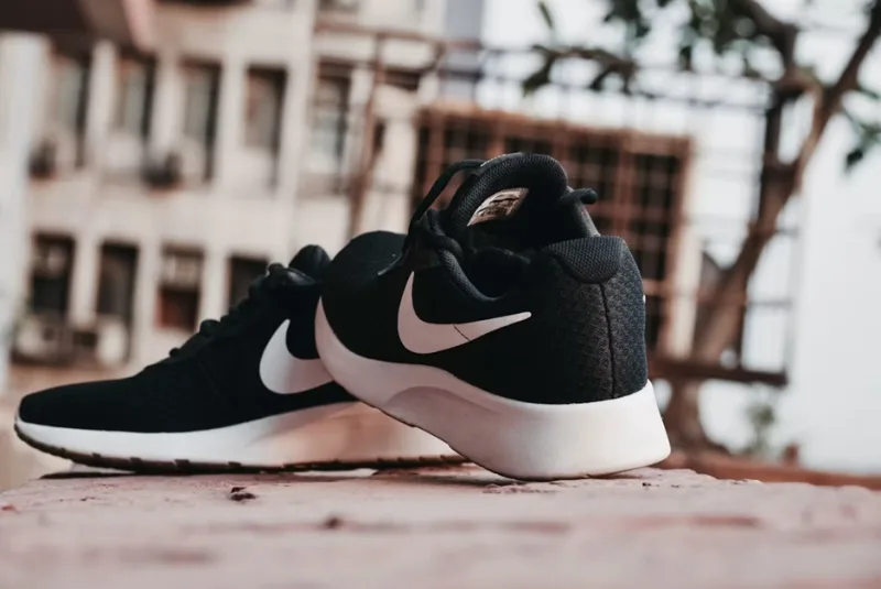 Cómo decidir entre zapatillas blancas o negras según tu estilo y uso