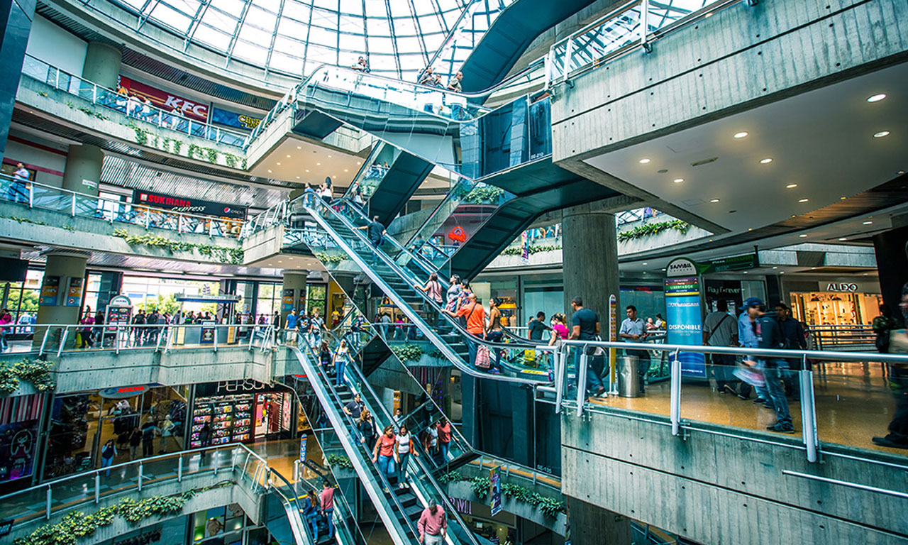 Los servicios de los centros comerciales han aumentado un 40% en las facturas, informan