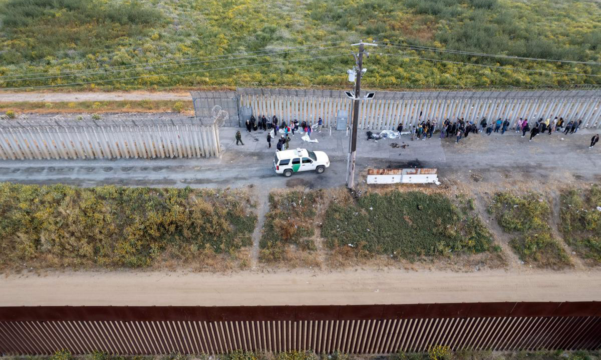 Biden vetaría plan republicano para reanudar muro con México