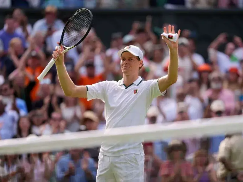 Sinner remonta en Wimbledon y sigue firme como campeón defensor