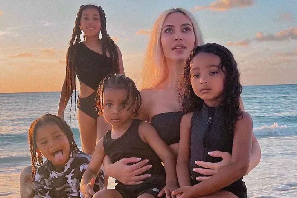 Kim Kardashian tiene cinco niñeras para sus cuatro hijos