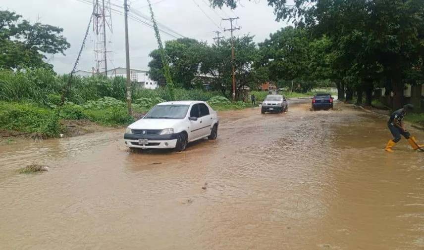 Lluvias en Guatire dejan anegaciones y deslizamientos