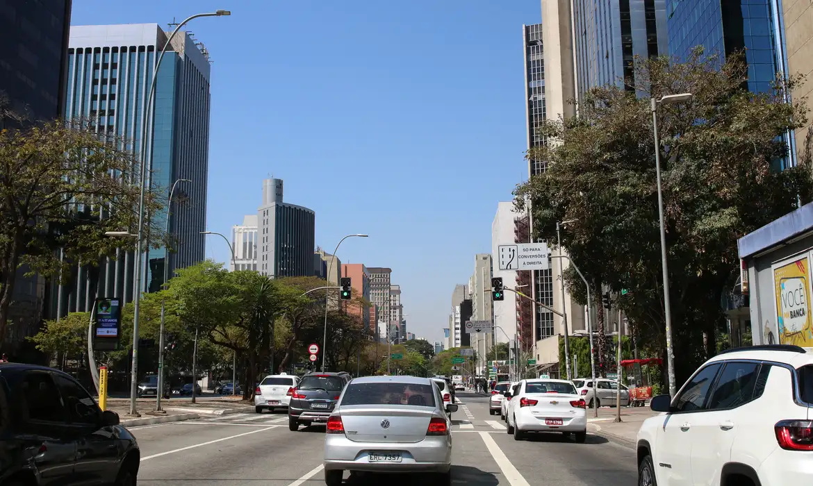 Economistas brasileños plantean cobrar más a las rentas altas