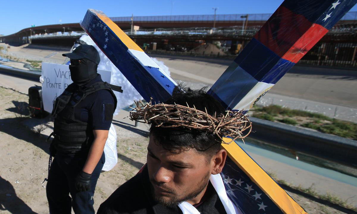 Migrantes escenifican viacrucis y piden justicia por muerte de 39 en incendio