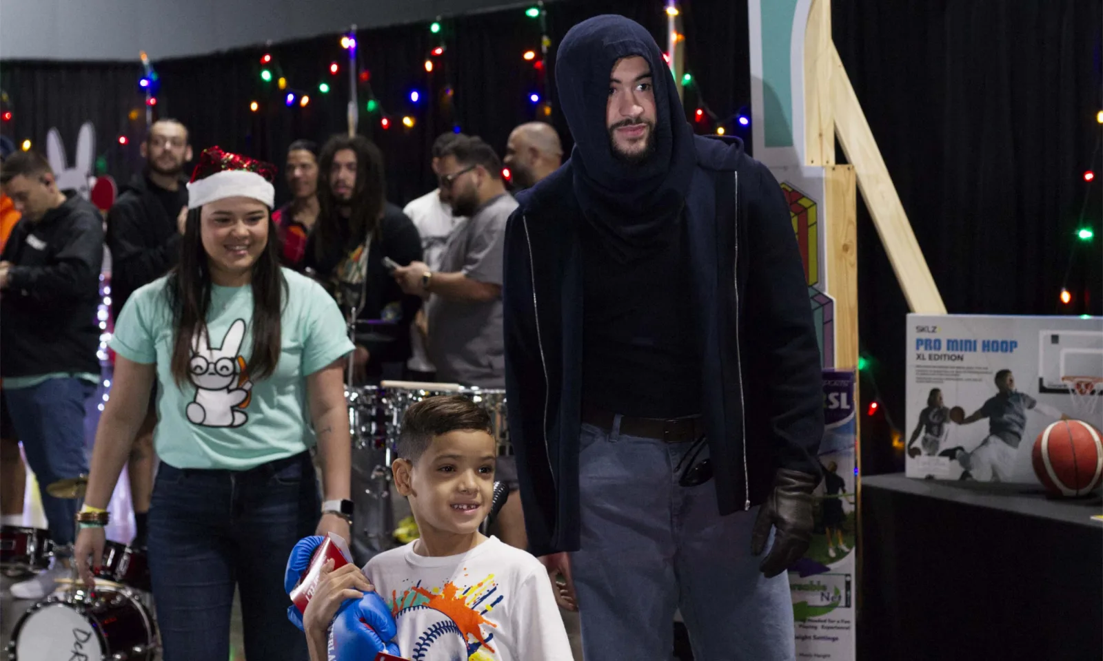 Bad Bunny entrega regalos a niños y jóvenes de Puerto Rico