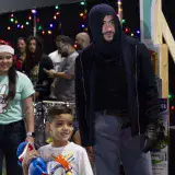 Bad Bunny entrega regalos a niños y jóvenes de Puerto Rico