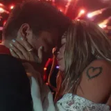 Karol G aparece en el nuevo video romántico de Bruno Mars