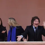 Milei hizo el gesto viral “six-seven” desde Casa Rosada